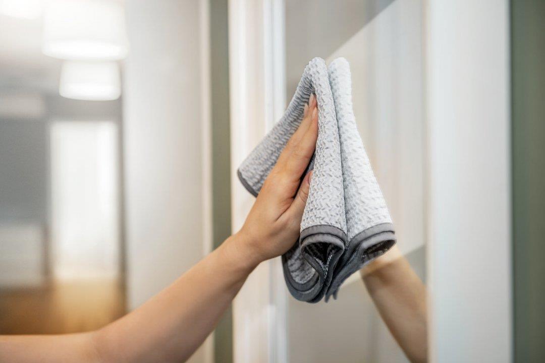 Tuch to go mit Wellenoberfläche 38 x 38cm silbergrau